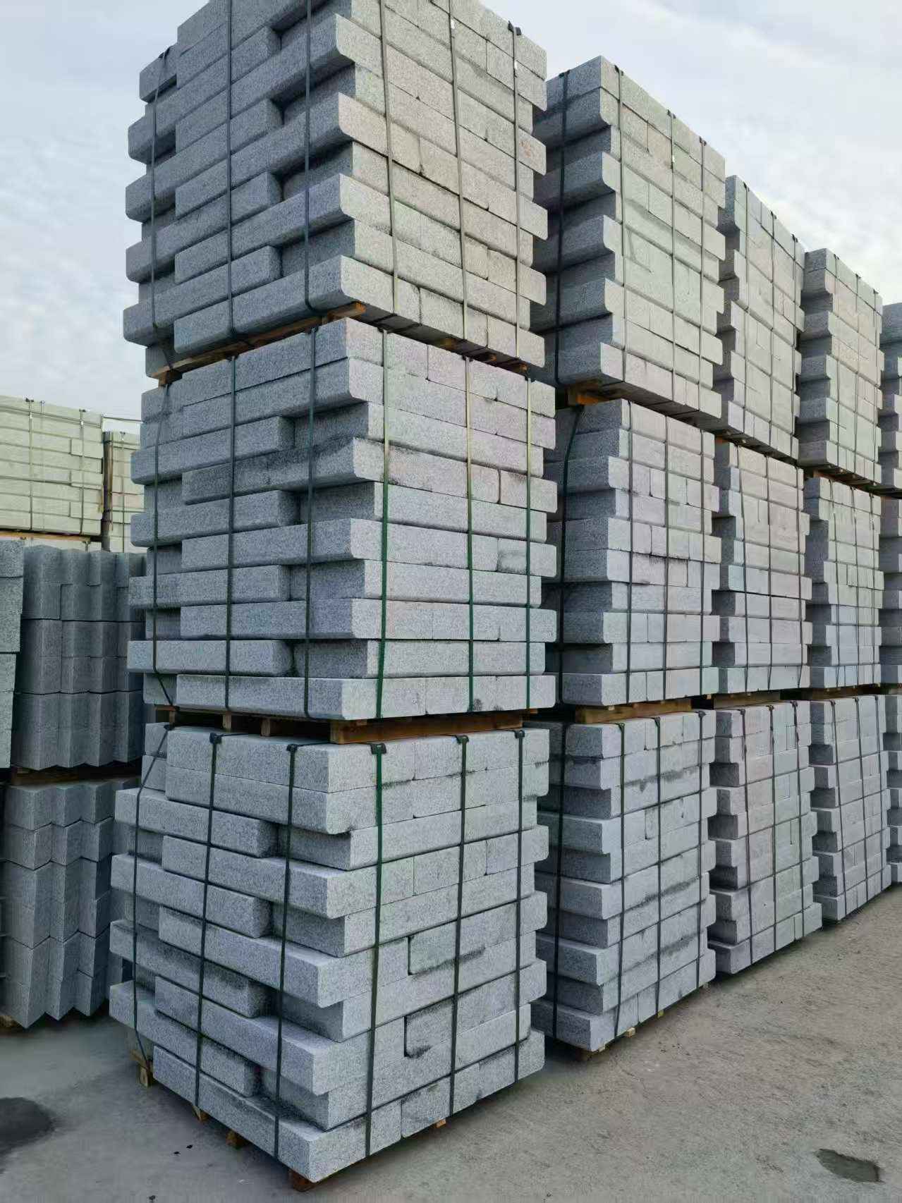 内蒙古 路沿石（路侧石），颜色一致，尺寸标准