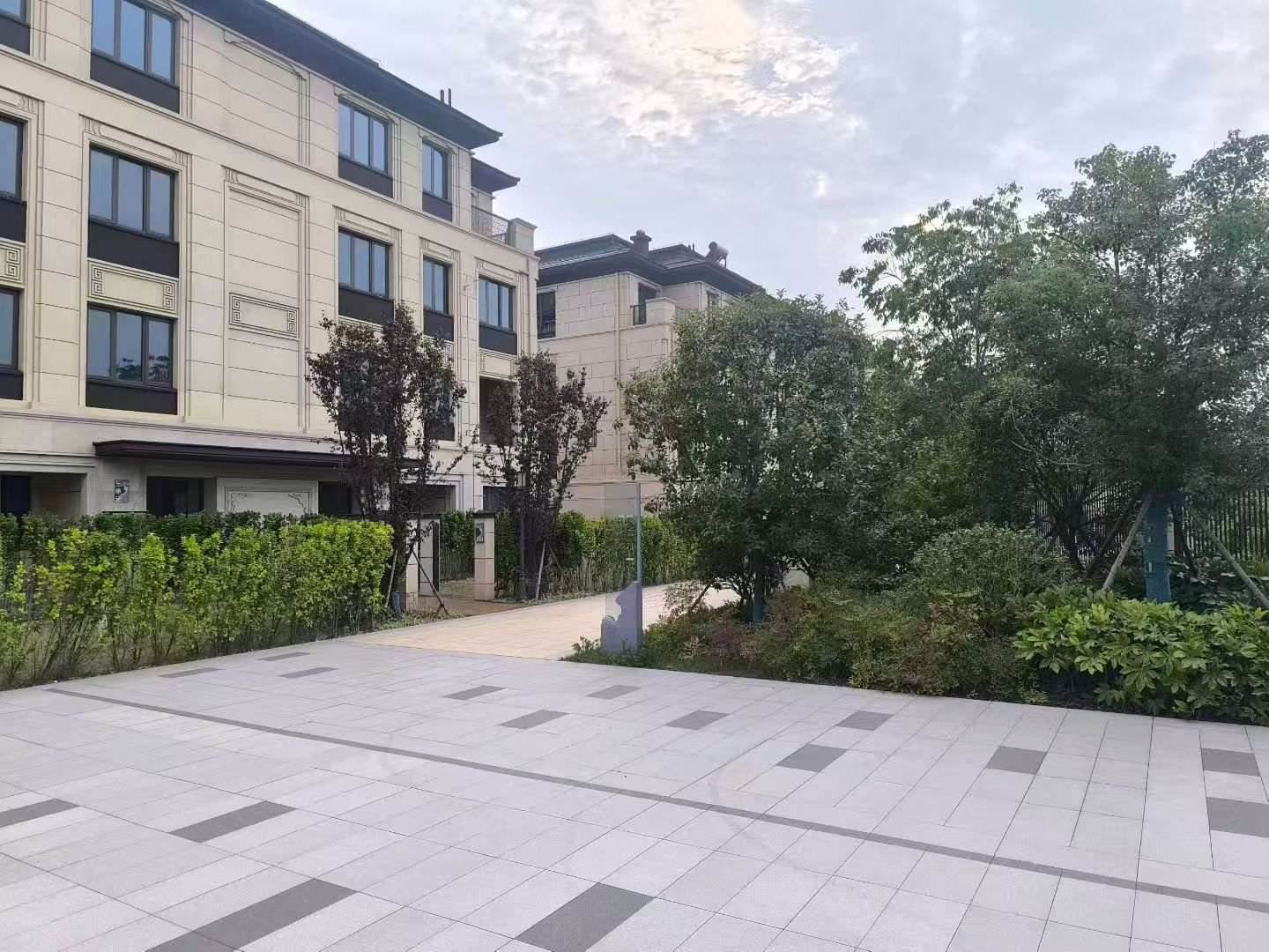 内蒙古 芝麻白与芝麻白搭配铺装，尺寸1200*600