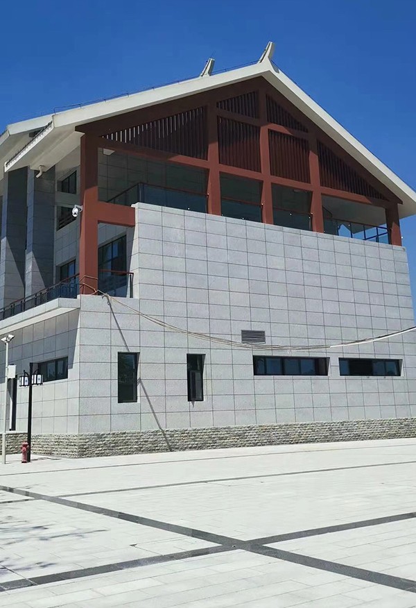 内蒙古芝麻灰花岗岩在景区地面及墙壁的应用