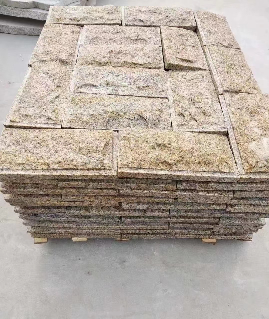 内蒙古黄锈石蘑菇石